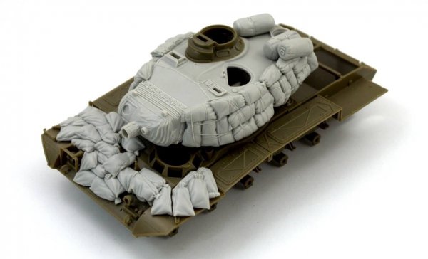 Panzer Art RE35-480 M-41 “Walker Bulldog” with sandbags armor 1/35
