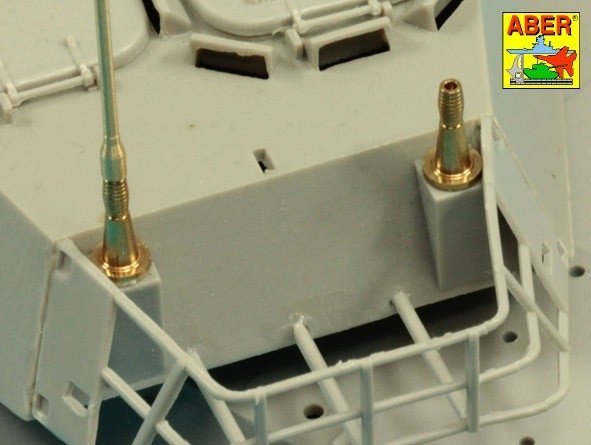 Aber R-44 Zestaw 2 anten VHF pojazdów NATO / Set of 2 NATO antennas with mount bases 1/35