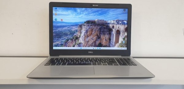 Notebook Dell Inspiron 5570 15,6 FHD i5-8250U 8GB SSD256GB Radeon R7 M460 4GB W11P