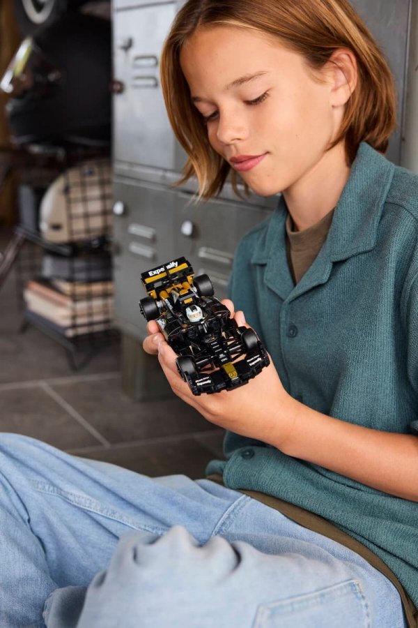 LEGO 77252 F1®: film — APXGP Team Race Car