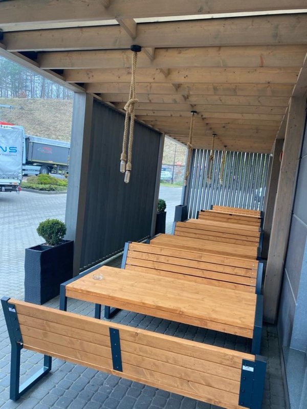 Zielona klasa. Klasa pod chmurką, 2 stoły, 4 ławki i 2 krzesła z oparciem LOFT CERTYFIKAT