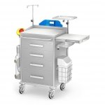 Wózek reanimacyjny REN-04/KO: szafka z 4 szufladami, blat boczny wysuwany, pojemniki na narzędzia i na zużyte igły, kroplówka, kosz na odpady, półka pod defibrylator, uchwyt do butli, deska do RKO