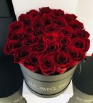 Czerwone żywe WIECZNE róże w dużym czarnym boxie