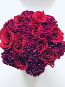 Mix czerwonych żywych róż z goździkami w średnim czarnym boxie