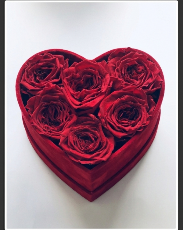 Czerwone wieczne róze w mini boxe heart
