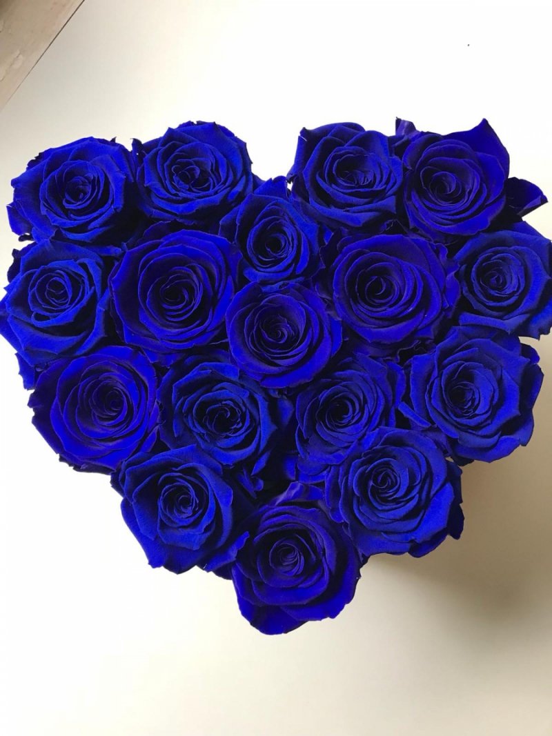 Niebieskie wieczne róże w średnim boxe heart