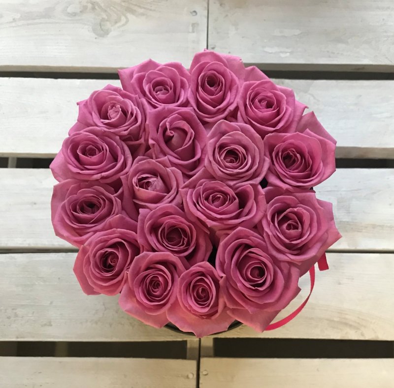 Różowe żywe ŚWIEŻE róże w średnim czarnym boxie