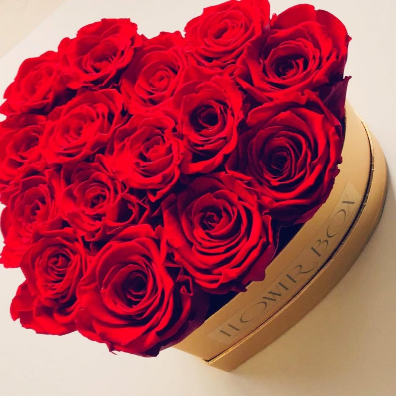 Czerwone wieczne róze w małym boxe heart