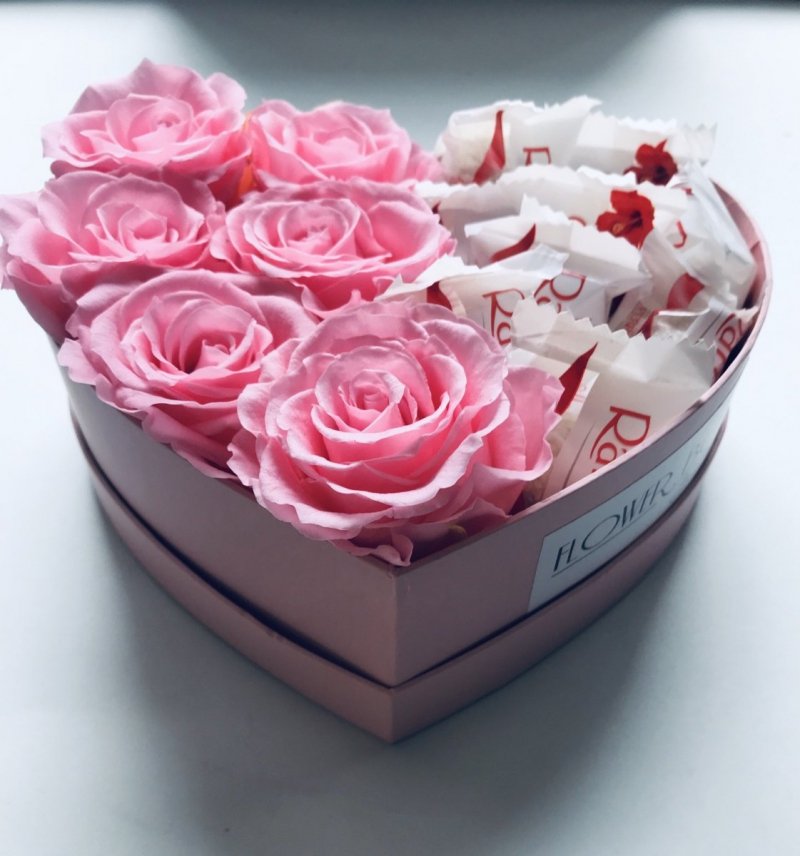  Box serce róże świeże, żywe i Raffaello