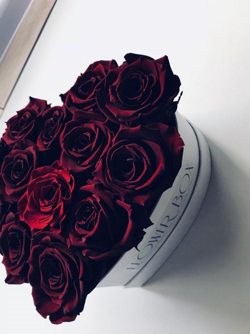Bordowe wieczne róże w małym boxe heart