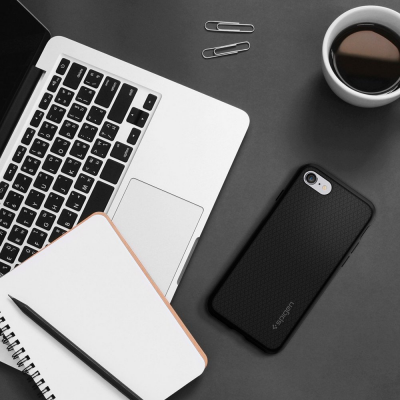Spigen Liquid Air - Etui do iPhone SE 2022 / SE 2020 / 8 / 7 (Czarny)