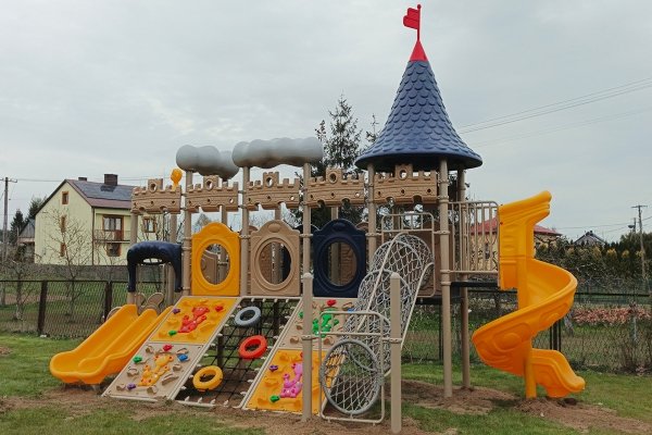 Plac zabaw zamek 01 – zestaw z wieżą i zjeżdżalniami dla dzieci