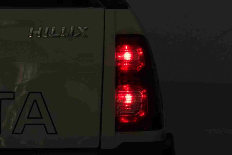 Toyota Hilux na akumulator dla dzieci Biały Pickup + Napęd 4x4 + Pilot + 2 bagażniki
