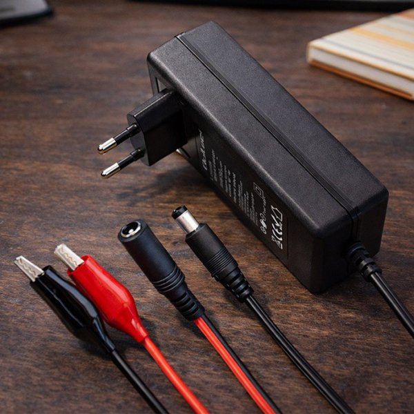 Qoltec Ładowarka do akumulatora AGM GEL | Prostownik 12V | 2A | 24W |   5.5x2.1 | kabel 1.8m