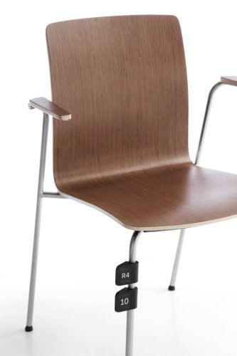 com krzesło konferencyjne K12 numerowane na nogach z podłokietnikami sala konferencyjna poczekalnia sklejka orzech
