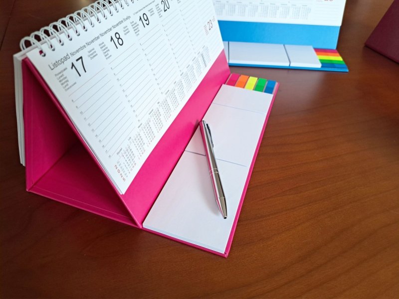 Kalendarz tygodniowy stojący na podstawce