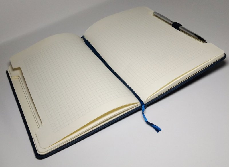Notes A5 z długopisem zamykany na gumkę z blaszką - papier chamois w kratkę oprawa EKOSKÓRA LINEN granatowa (gumka granatowa) Z NADRUKIEM DLA TATYNotes A5 z długopisem zamykany na gumkę z blaszką - papier chamois w kratkę oprawa EKOSKÓRA LINEN 