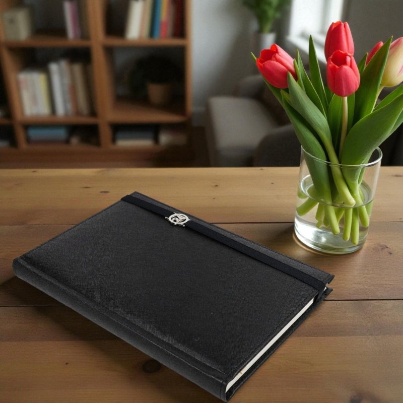 Kalendarz książkowy 2026 B5 dzienny papier chamois wycinane registry oprawa z zamykaniem na gumkę i mocowaniem na długopis ROSSA VIU czarna