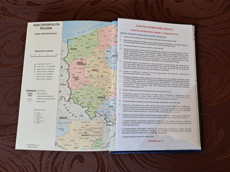 broszura dyrektora wklejona z tyłu okładki