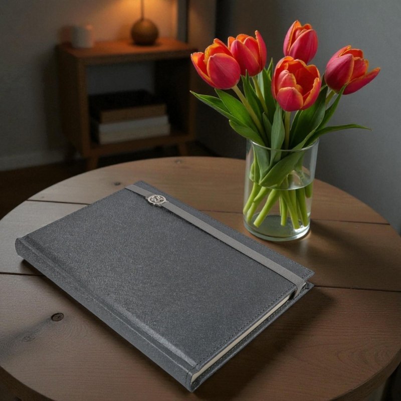 Kalendarz książkowy 2026 A5 dzienny papier chamois wycinane registry oprawa z zamykaniem na gumkę i mocowaniem na długopis ROSSA VIU szara