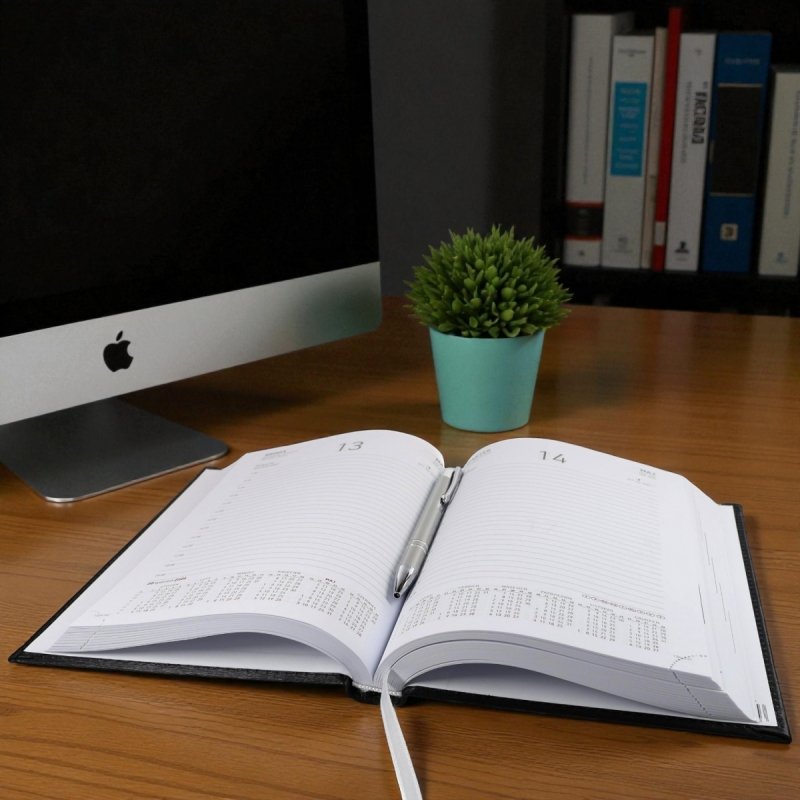 Kalendarz książkowy 2026 A5 dzienny papier biały drukowane registry oprawa VIVELLA EXCLUSIVE czerwona