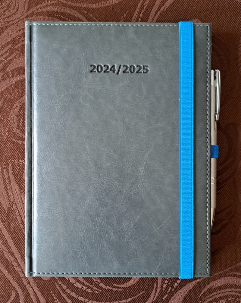 Kalendarz nauczyciela 2024/2025 A5 tygodniowy oprawa zamykana na gumkę NEBRASKA szara (gumki niebieskie)