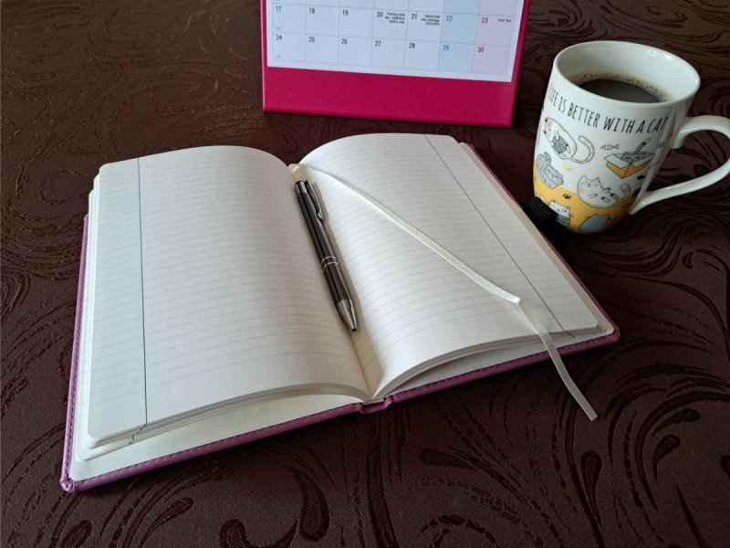 Poręczny notes w linie z tasiemką do zaznaczania stron