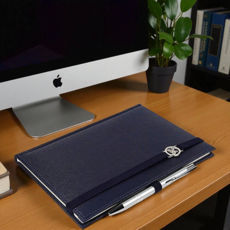 Kalendarz książkowy 2026 B5 dzienny papier chamois wycinane registry oprawa z zamykaniem na gumkę i mocowaniem na długopis ROSSA VIU granatowa