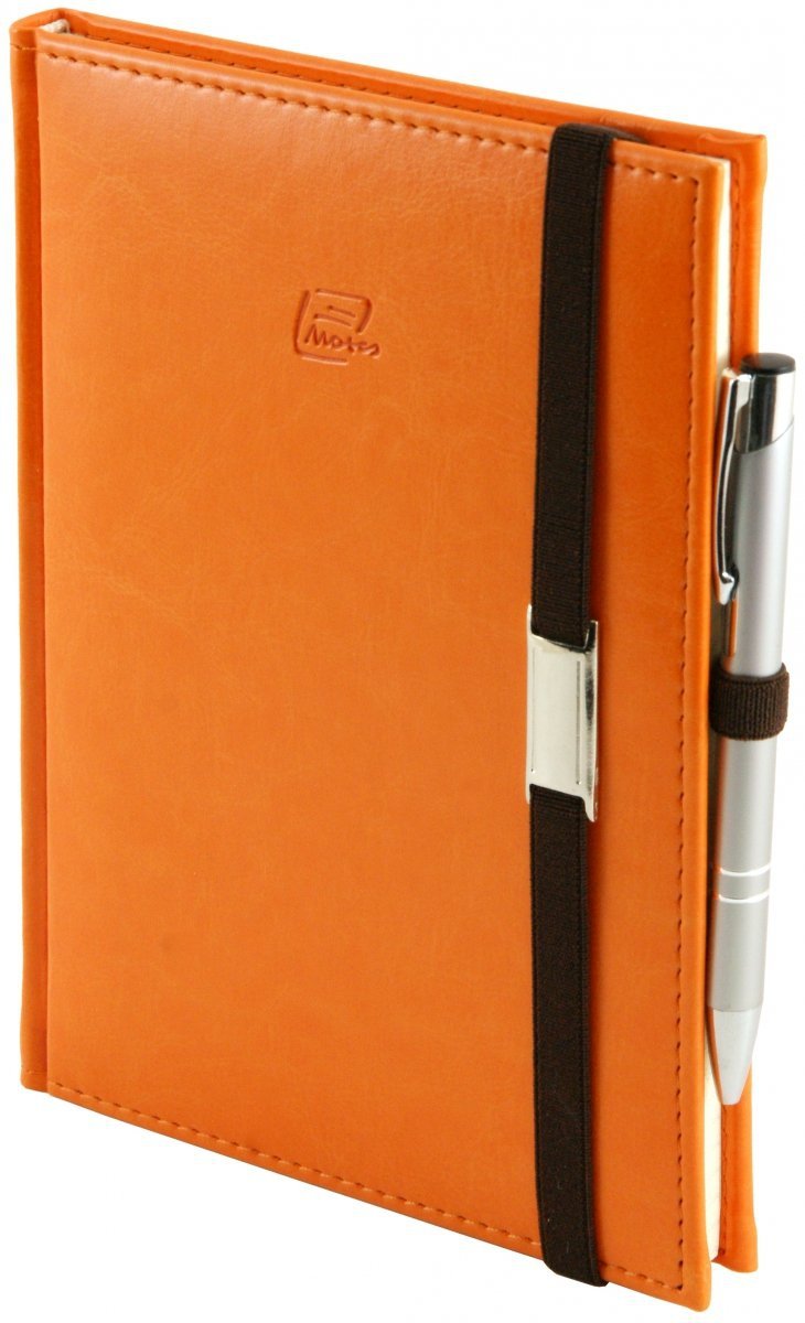  Notes A5 z długopisem zamykany na gumkę z blaszką - papier biały w kratkę - oprawa Nebraska pomarańczowa ( gumka brązowa)