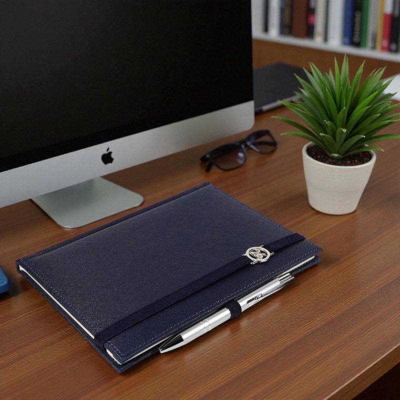 Kalendarz książkowy 2026 A5 dzienny papier chamois wycinane registry oprawa z zamykaniem na gumkę i mocowaniem na długopis ROSSA VIU granatowa