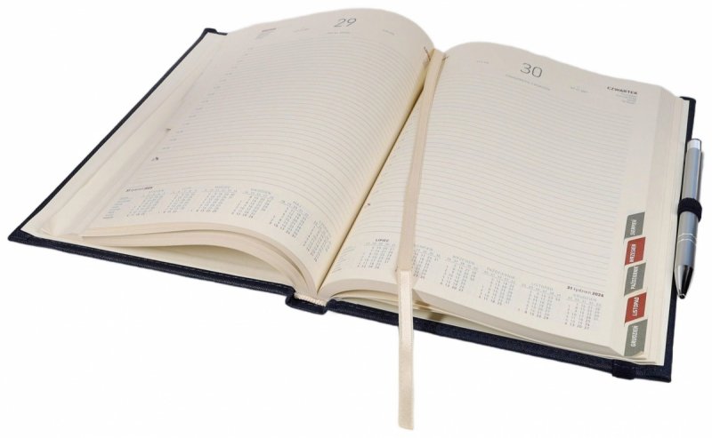 Kalendarz książkowy 2026 B5 dzienny papier chamois wycinane registry oprawa z zamykaniem na gumkę i mocowaniem na długopis ROSSA VIU granatowa Z NADRUKIEM LOGO