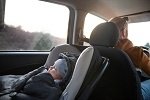 Jak zapewnić bezpieczeństwo i wygodę dziecku podczas jazdy autem?