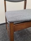 krzesło drewniane tapicerowane Mesa kolor szary detale