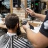 cieniowanie włosów grzebieniem fryzjerskim