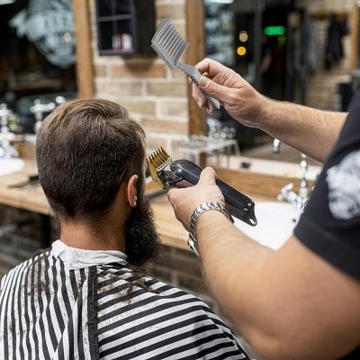 cieniowanie włosów grzebieniem fryzjerskim
