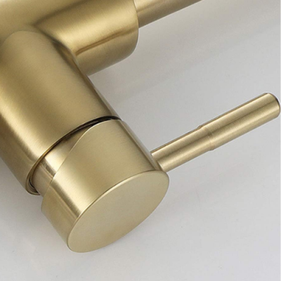 Bateria kuchenna szczotkowane złoto z wyciąganą wylewką – elegancka, obrotowa