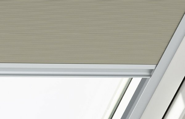 Roleta plisowana (ZFA) na okno dachowe ROTO Pełni funkcję przyciemniającą* i dekoracyjną, zapewniając przyjemną atmosferę w pomieszczeniu