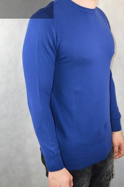 Granatowy sweter męski ze wzorem.