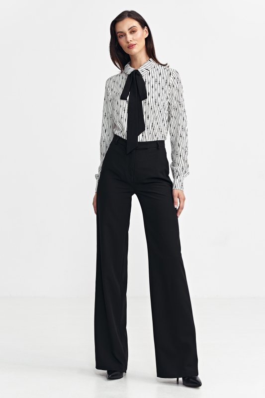Nife Spodnie bootcut, z krytym guzikiem - czarny - SD101