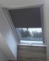 Roleta na oknie dachowym z profilem srebrnym