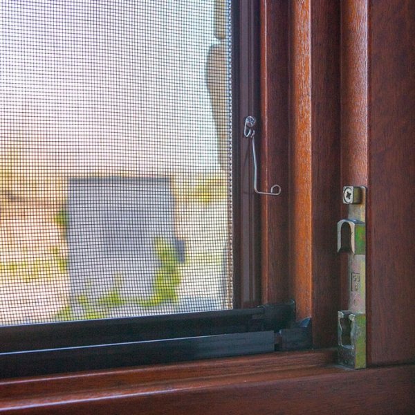 Sposób montażu moskitiery na oknie za pomocą uchwytu sprężynowego