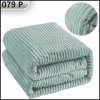KOC Z MIKROFIBRY 200x220 NARZUTA PRĄŻKOWANY