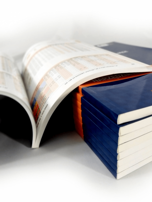 katalog 210 x 210 mm, druk pełnokolorowy obustronny 4+4, na papierze kredowym: okładka 250 g + środki 130 g, 44 str., 300 sztuk