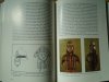 Wnętrze książki Broń wschodnia. Turcja, Persja, Indie, Japonia autorstwa Zdzisław Żygulski, strony 100-101. Zdjęcia hełmów indyjskich z XVII i XVIII wieku oraz zbroi indyjskiej z Sindhu z XVIII wieku.