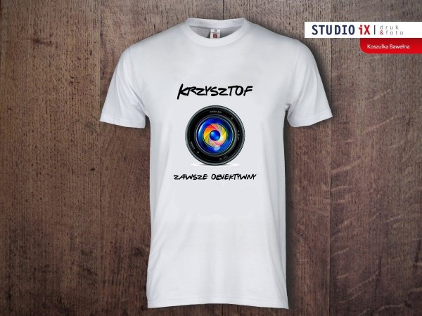 Koszulka-biala-personalizowana-meska-Badz-Obiektywny-2-Studioixpl