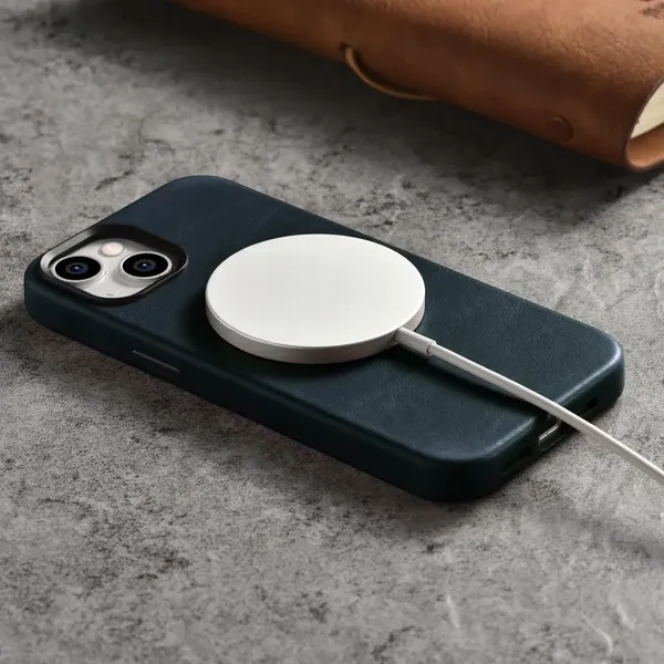 iCarer Oil Wax Premium Leather Case skórzane etui iPhone 14 Plus magnetyczne z MagSafe ciemnoniebieski (WMI14220703-BU)