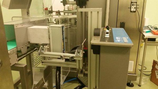 Laser-marking cabinet for packet marking