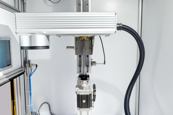 Laser-marking cabinet with automatic door and motorized axis