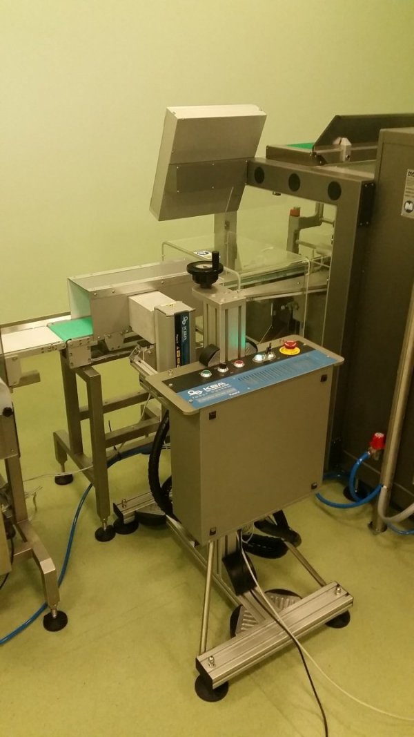 Laser-marking cabinet for packet marking