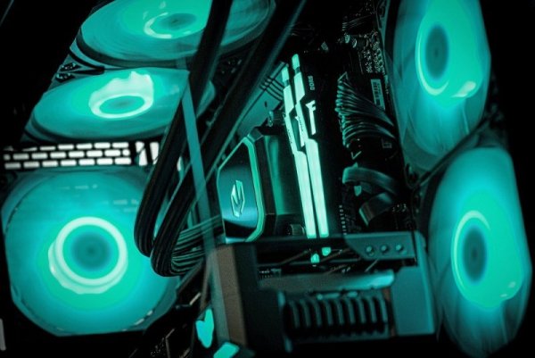 Komputer gamingowy Actina View 9800X3D 32GB 2TB RX9070XT 750W no OS